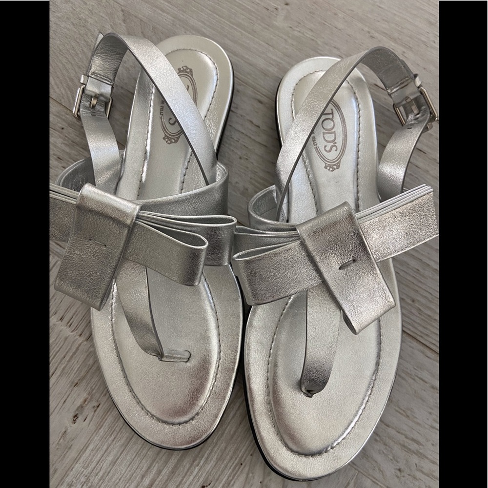 TOD’S SILVER, LEATHER, BOW SANDALS
